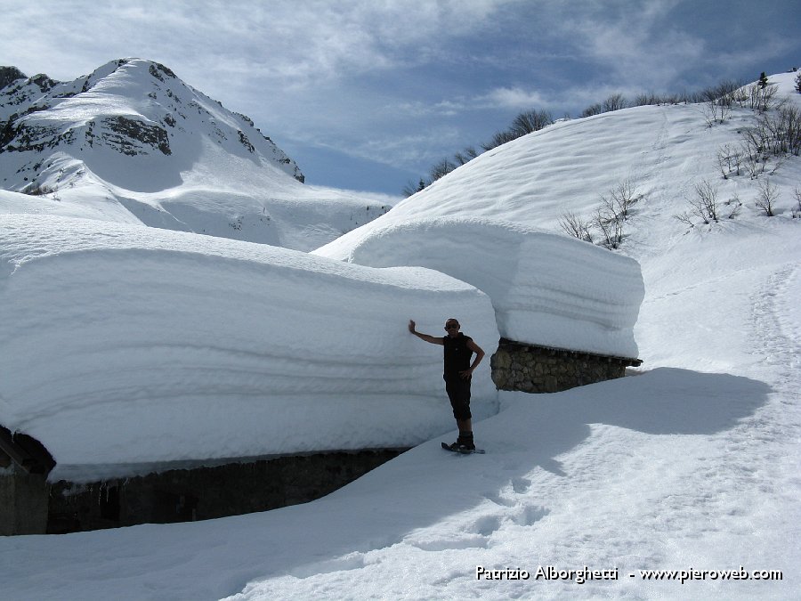 17 Neve accumulata sulla baita Neel.JPG